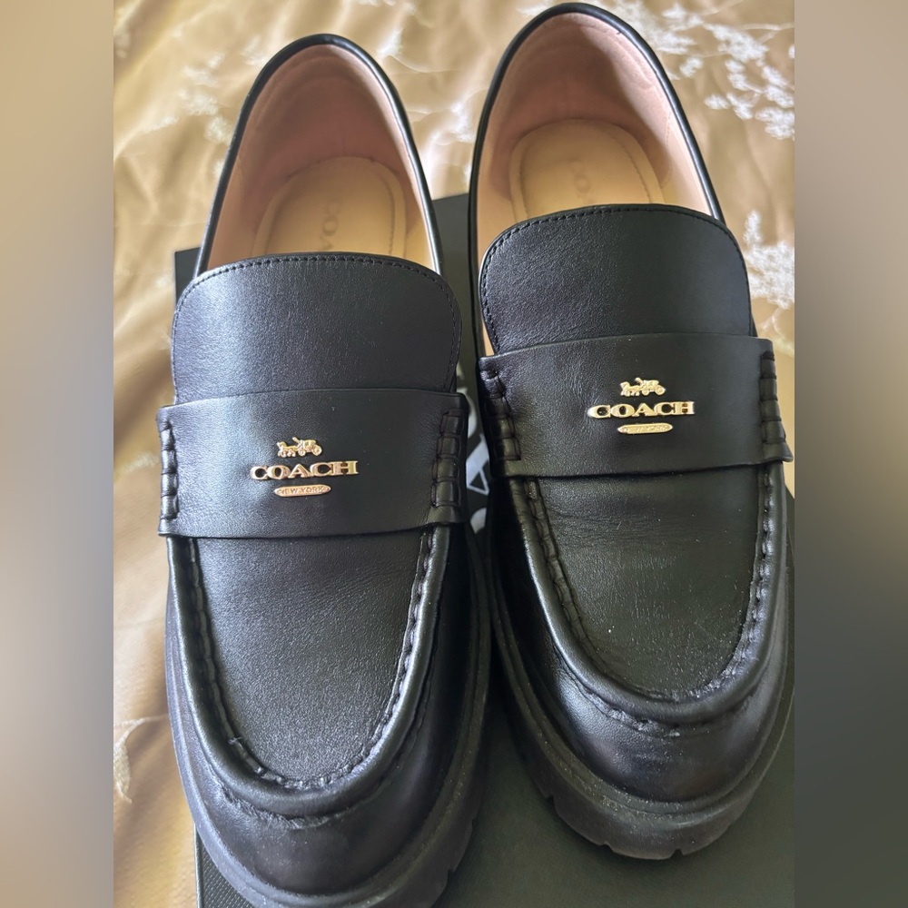 Coach Ruthie LTHR Loafer
Color: Black
Size: 9